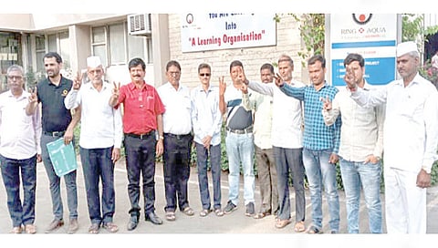 सिन्नर : रिंग गिअर वर्क्स कमिटीच्या निवडणुकीत विजयानंतर आनंद व्यक्त करताना कामगार.