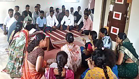 सटाणा : मुंजवाड येथे ग्रामसभेप्रसंगी उपस्थित सदस्य व ग्रामस्थ. 
(छाया : सुरेश बच्छाव)