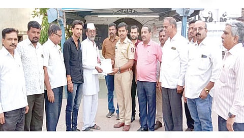 सिन्नर : पोलिस ठाण्यात  निवेदन देताना भाजपचे तालुकाध्यक्ष भाऊसाहेब शिंदे, शहराध्यक्ष मनोज सिरसाट आदींसह कार्यकर्ते.