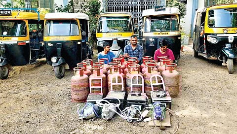 सांगलीत सिलिंडरचा साठा जप्त