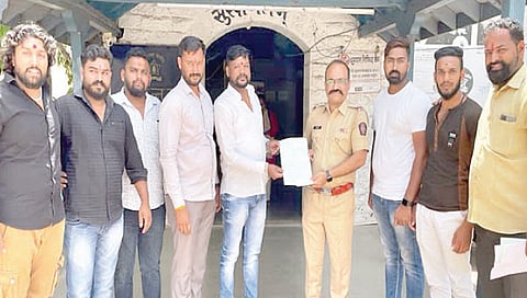 सिन्नर : पोलिस निरीक्षक संतोष मुटकुळे यांना निवेदन देताना ग्रामस्थ.