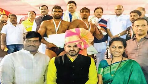 मुंबई ः मनसेचे प्रवक्ते संदीप देशपांडे आणि गजानन काळे यांनी ट्विट केलेला शरद पवार आणि भाजपचे खासदार बृजभूषण सिंह यांचा फोटो.