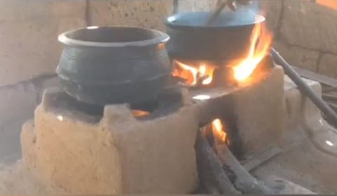 हिंगोली : गॅस महागल्याने पुन्हा घरोघरी चुली पेटल्या!