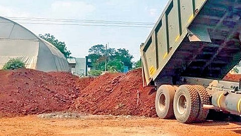 कास धरणाच्या लाल मातीचा ‘काळा’बाजार