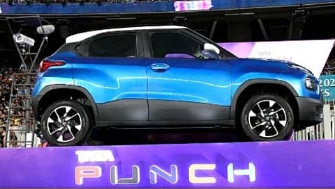 IPL 2022 : पहिल्याच भारतीय खेळाडूला मिळाली ती ‘चकाकती कार’