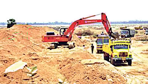 नाशिक : गौणखनिज वाहने ‘जीपीएस’च्या नजरेत, जिल्हाधिकार्‍यांचे आदेश