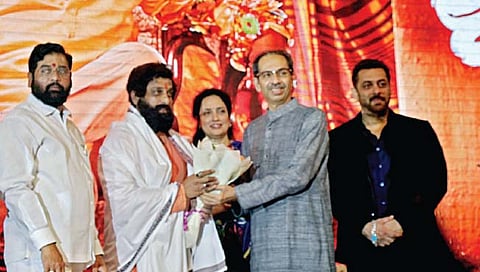 धर्मवीर आनंद दिघेंच्या भूमिकेत अभिनेता प्रसाद ओक यांचे स्वागत करताना शिवसेना पक्षप्रमुख उद्धव ठाकरे. सोबत त्यांच्या पत्नी रश्मी, बाजूला नगरविकास मंत्री एकनाथ शिंदे आणि अभिनेता सलमान खान