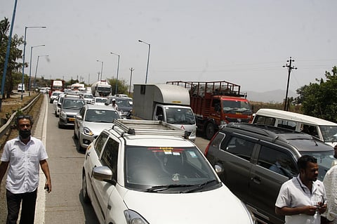 कामशेत बोगद्यात अपघात: अर्धा तास ‘एक्सप्रेस वे’ ची वाहतूक ठप्प, एक ते दीड किलोमीटरपर्यंत वाहनांच्या रांगा