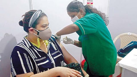 कोरोना प्रतिबंधक लसीकरणात महाराष्ट्र पिछाडीवर