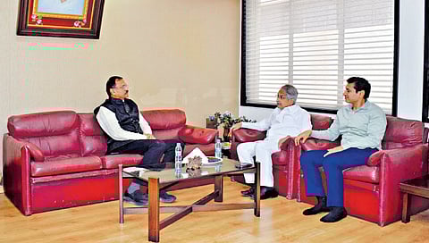 स्पेशल आय. जी. लोहिया यांची डॉ. जाधव यांच्याशी चर्चा