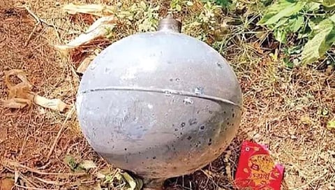 आकाशातून पडल्या गूढ, गोलाकार वस्तू