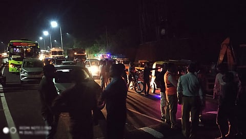 दुचाकी अपघातानंतर ग्रामस्थांनी रास्तोरोको केल्याने मुंबई - गोवा महामार्गावर वाहनांची झालेली गर्दी