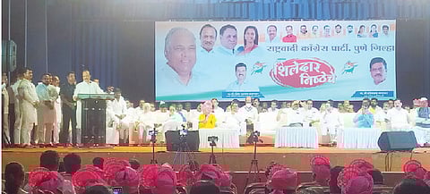  ’शिलेदार निष्ठेचे’ या कार्यक्रमात बोलताना अजित पवार. व्यासपीठावर उपस्थित इतर नेते व पदाधिकारी.