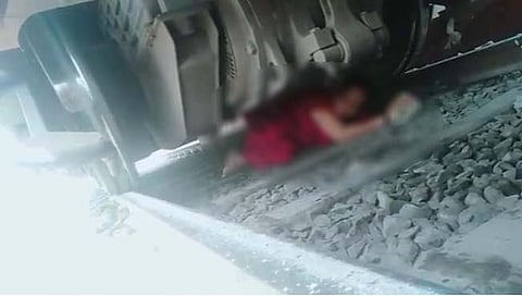 ( व्‍हिडीओ )  केवळ दैव बलवत्तर : महिला रेल्‍वेखाली आली अन्…