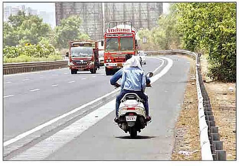 पुणे-मुंबई एक्स्प्रेस वेवर दुचाकीला परवानगी नसतानाही दुचाकीस्वार बिनधास्त एक्स्प्रेस वेने जातात तेही राँग साइडने.