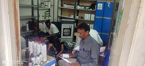 कंपनीतील मालाची माहिती घेताना अधिकारी