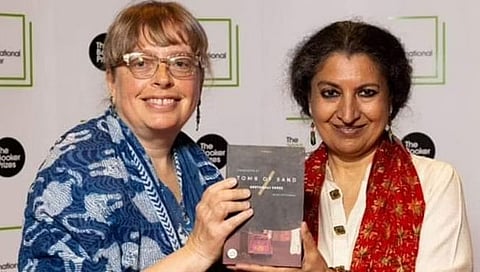 गीतांजली श्री यांच्या ‘टॉम्ब ऑफ सॅंड’ला प्रतिष्ठेचा बुकर पुरस्कार, पहिल्यांदाच हिंदी कादंबरीसाठी बहुमान