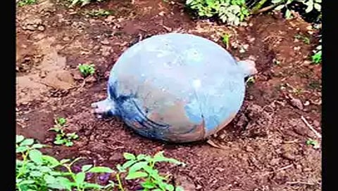 गुजरातमध्ये आकाशातून कोसळले चिनी रॉकेट्सचे अवशेष