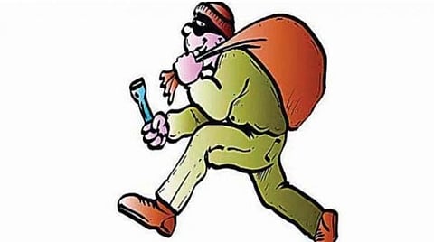 मोबाईलचे दुकान फोडून दौंडमध्ये ३० लाखाचा ऐवज चोरला