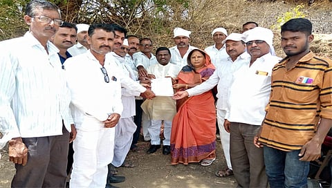 पिंपळनेर :आमदार मंजुळा गावित  यांना पाणीटंचाईसह आदी समस्यांबाबत निवेदन देताना ग्रामस्थ. (छाया :अंबादास बेनुस्कर) 