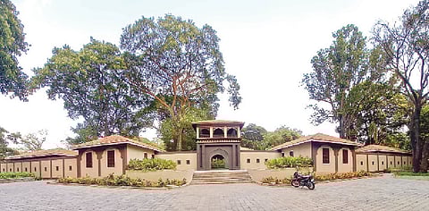 पु. ल. देशपांडे उद्यानात साकारलेल्या कलाग्रामचे देखणे प्रवेशद्वार.
