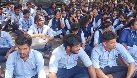 Karnataka hijab row : कर्नाटकात पुन्हा ‘हिजाब’ वाद! मंगळूर विद्यापीठात स्कार्फ बंदीवरुन तणाव