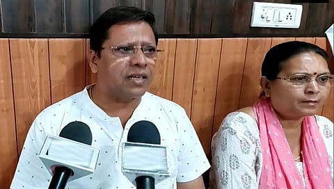 नातू दे किंवा ५ कोटी दे ; थेट आई-वडिलांनी अमेरिकेत असलेल्या मुलावर ठोकली केस !