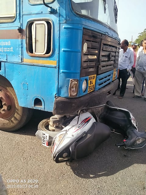 बसखाली आल्याने स्कुटीची झालेली अवस्था.