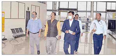 शिर्डी : येथील विमानतळाची पहाणी करताना महाराष्ट्र विमानतळ विकास कंपनीचे व्यवस्थापकीय संचालक दीपक कपूर.