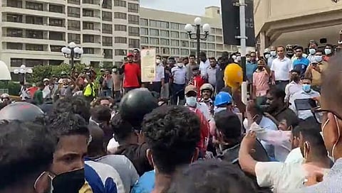 Sri Lanka crisis : श्रीलंकेत अराजकता! संपूर्ण देशात कर्फ्यू लागू, सरकार समर्थक-आंदोलकांत जोरदार धुमश्चक्री