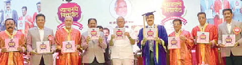 ‘व्यापाराचे विद्यापीठ’ पुस्तक प्रकाशन प्रसंगी (डावीकडून) प्रवीण चोरबेले, अजित बोरा, विठ्ठल मणियार, राजेंद्र बाठिया, शरद पवार, संजय घोडावत, विद्याधर अनास्कर, रायकुमार नहार, ईश्वर नहार आदी.