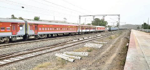 बसचे भाडे परवडेना अन् रेल्वे काही थांबेना; पुरंदर तालुक्यातील चित्र!