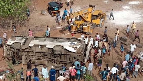 रायगडच्या घोणसे घाटात भीषण अपघात, प्रवासी बस दरीत कोसळली, ३ मृत्यू, २० जखमी