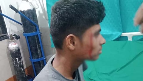 थोरांदळे येथील डोंगरमळ्यात बिबट्याच्या हल्ल्यात जखमी झालेला तरुण ओंकार दिलीप टेमगिरे रुग्णालयात उपचार घेताना (छाया : किशोर खुडे)