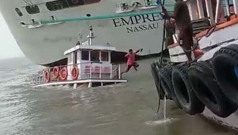 अलिबाग : भाऊचा धक्का येथे प्रवासी बोटीला जलसमाधी