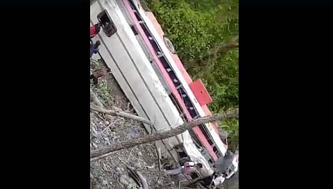 पालघरच्या वाघोबा खिंडीत बस २० फूट दरीत कोसळली, १२ जण जखमी (video)