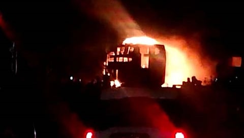 नाशिक : मोहदरी घाटात लक्झरी बस जळून खाक