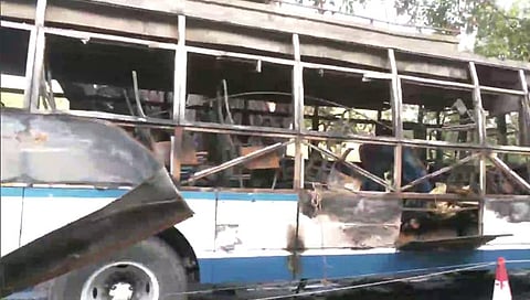 वैष्णोदेवी यात्रेकरूंना घेऊन जाणाऱ्या बसला आग लागून २ ठार