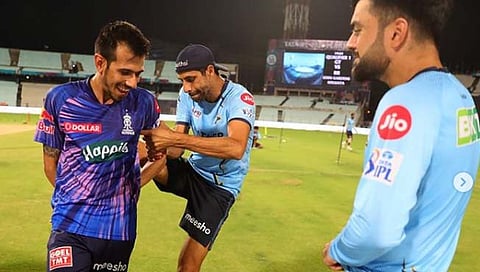 Nehra Kicked Chahal : ‘IPL क्वालिफायर’पूर्वी आशिष नेहराने घातली युजवेंद्र चहलच्या पेकटात लाथ! (Photo Viral)