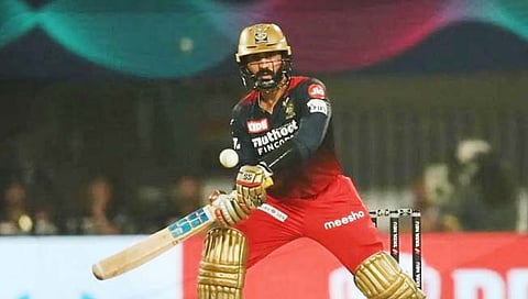 Dinesh Karthik : आरसीबीच्या दिनेश कार्तिकविरुद्ध मोठी कारवाई, IPL ने ठरवले दोषी