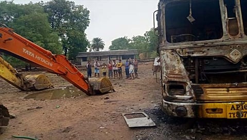 गडचिरोली : नक्षलवाद्यांनी रस्त्याच्या कामावरील चार वाहने जाळली