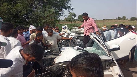 देवदर्शनाला जाताना नगर-मनमाड मार्गावर भीषण अपघात; एकाच कुटुंबातील तिघांचा मृत्‍यू