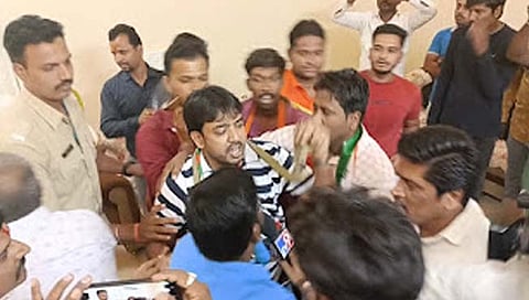 सोलापुरात सदाभाऊ खोत यांच्यासमोर राष्ट्रवादी युवकचे भजन आंदोलन