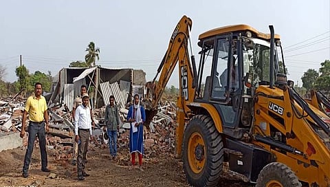 पालघर : केळवा रोड परिसरातील ३०० अनधिकृत चाळींवर तहसीलदारांकडून कारवाई