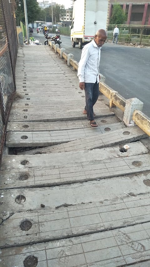 Pimpri: Poor condition of footpath of the bridge over the river