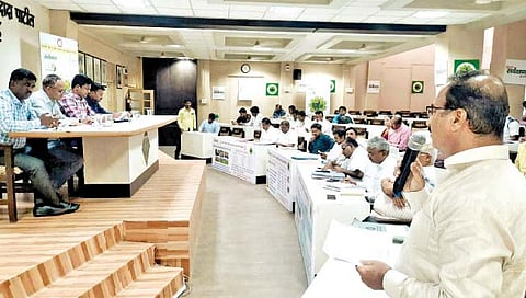 सांगली : संभाव्य महापुराच्या पार्श्‍वभूमीवर महापालिकेत आपत्ती व्यवस्थापन बैठक झाली. यावेळी आयुक्त नितीन कापडणीस, अतिरिक्त आयुक्त संतोष खांडेकर, उपाायुक्त राहुल रोकडे, उपायुक्त चंद्रकांत आडके. 
