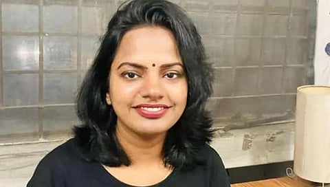 प्रेरणादायी! ट्रॅफिक सिग्नलवर फुले विकणा-या मुलीला मिळाली अमेरिकन विद्यापीठाची फेलोशिप