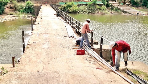 ‘पुढारी’मुळे बंधार्‍याच्या पुलाची दुरुस्ती सुरु : रखडलेला प्रश्न मार्गी