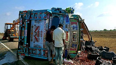औरंगाबाद : शिवारात ट्रक उलटला, नागरिकांची टोमॅटोसाठी झुंबड