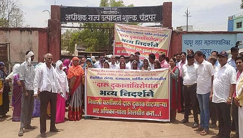 चंद्रपूर : दारु दुकानांच्या विरोधात नागरिकांची उत्पादन शुल्क कार्यालयावर धडक